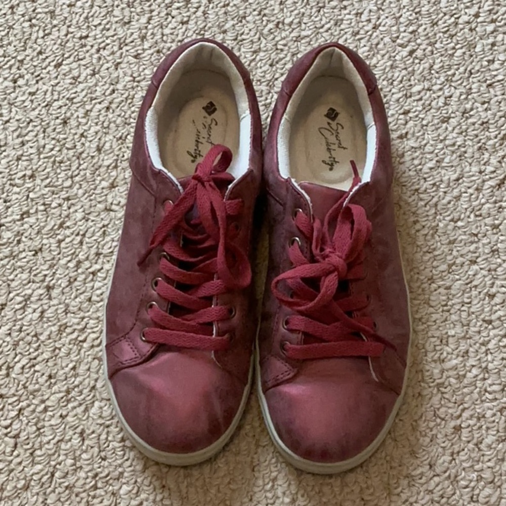 Secret Celebrity “Felicity” Pearlized Ruby Red Casual Lace-Up Sneakers W 8
